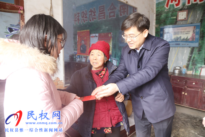 縣委副書記、縣長張團(tuán)結(jié)到孫六鎮(zhèn)走訪慰問春蕾女童