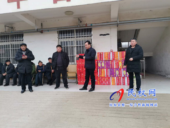 龍?zhí)伶?zhèn)黨委書(shū)記張一鳴慰問(wèn)敬老院