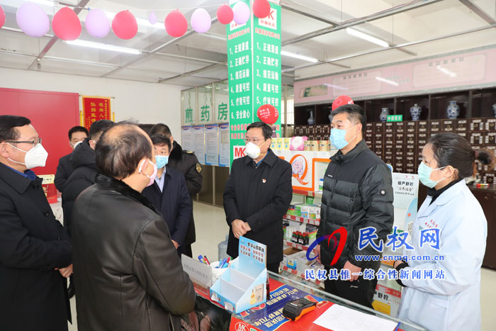 市人大常委會副主任、縣委書記姬脈常查看市場供應工作