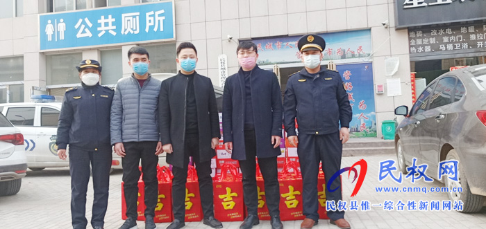 愛(ài)心商家為一線城管隊(duì)員捐贈(zèng)物品 愛(ài)心商家為一線城管隊(duì)員捐贈(zèng)物品
