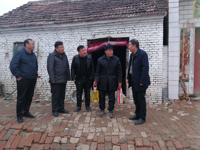 縣規(guī)劃中心開展“送溫暖獻愛心”慰問活動 縣規(guī)劃中心開展“送溫暖獻愛心”慰問活動