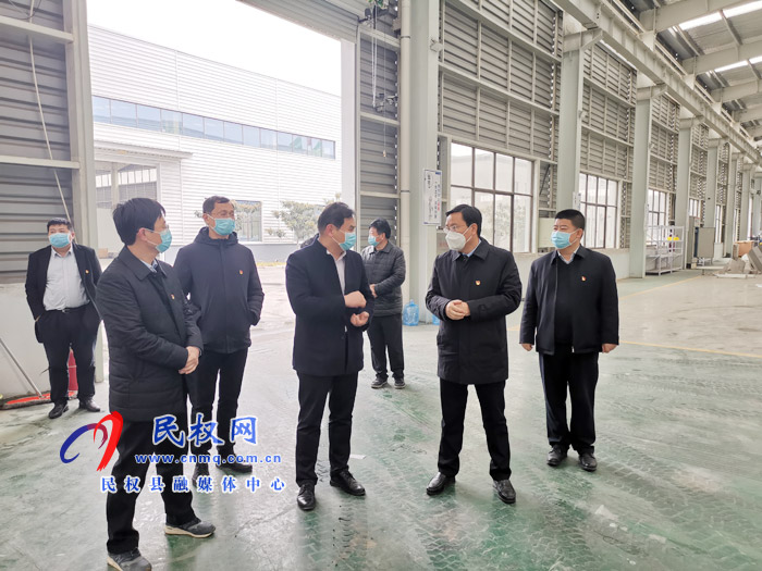 市人大常委會(huì)副主任、縣委書記姬脈常查看環(huán)保企業(yè)生產(chǎn)情況