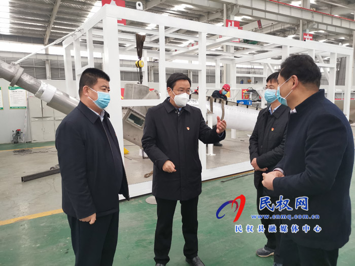 市人大常委會(huì)副主任、縣委書記姬脈常查看環(huán)保企業(yè)生產(chǎn)情況