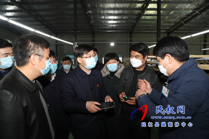 縣委副書記、縣長張團(tuán)結(jié)調(diào)研春耕工作和企業(yè)、扶貧車間復(fù)產(chǎn)復(fù)工工作