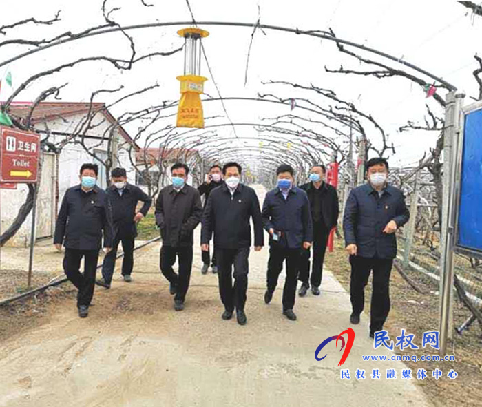 縣委常委、政法委書(shū)記、副縣長(zhǎng)孟祥亮查看扶貧車(chē)間、涉農(nóng)企業(yè)復(fù)工復(fù)產(chǎn)情況