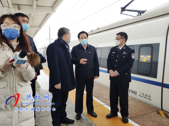  ＂婆家＂千里接農(nóng)工，＂娘家”車站送行忙