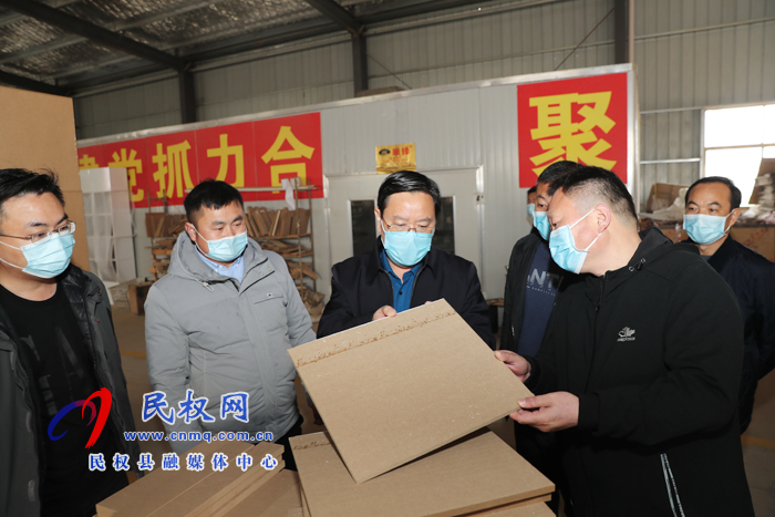 市人大常委會副主任、縣委書記姬脈常調研脫貧攻堅和人居環(huán)境改善工作