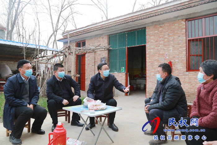 市人大常委會(huì)副主任、縣委書記姬脈?？赐繂柮駲?quán)籍醫(yī)療隊(duì)員的家屬