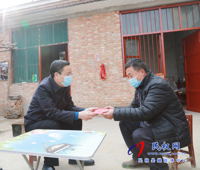 市人大常委會(huì)副主任、縣委書記姬脈?？赐繂柮駲?quán)籍醫(yī)療隊(duì)員的家屬