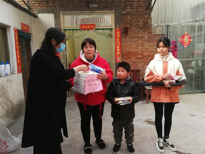 第三小學(xué)學(xué)雷鋒志愿者服務(wù)隊(duì)疫情防控期間慰問(wèn)學(xué)困生家庭 第三小學(xué)學(xué)雷鋒志愿者服務(wù)隊(duì)疫情防控期間慰問(wèn)學(xué)困生家庭