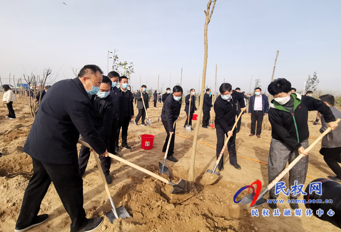 市縣領(lǐng)導(dǎo)參加春季義務(wù)植樹勞動 市縣領(lǐng)導(dǎo)參加春季義務(wù)植樹勞動