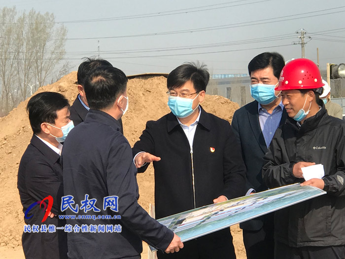 縣委副書記、縣長張團結查看在建項目和出口創(chuàng)匯企業(yè)運行情況