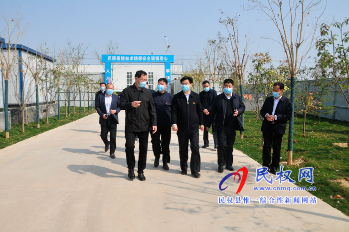 縣委副書記、縣長張團結(jié)查看境外返民人員集中隔離管控情況