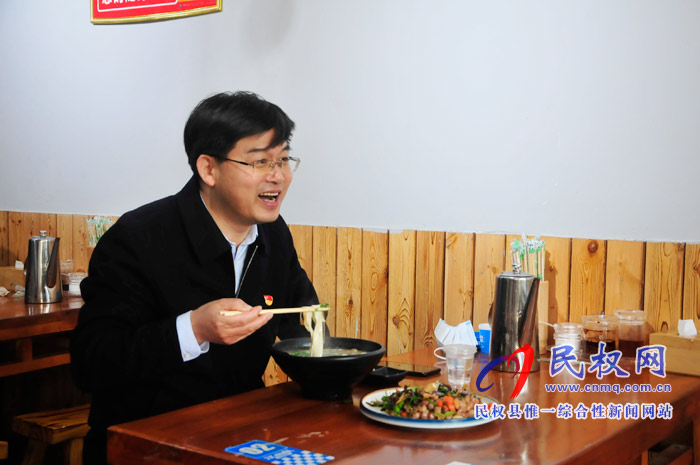 縣委副書記、縣長張團結調研餐飲業(yè)復工營業(yè)情況