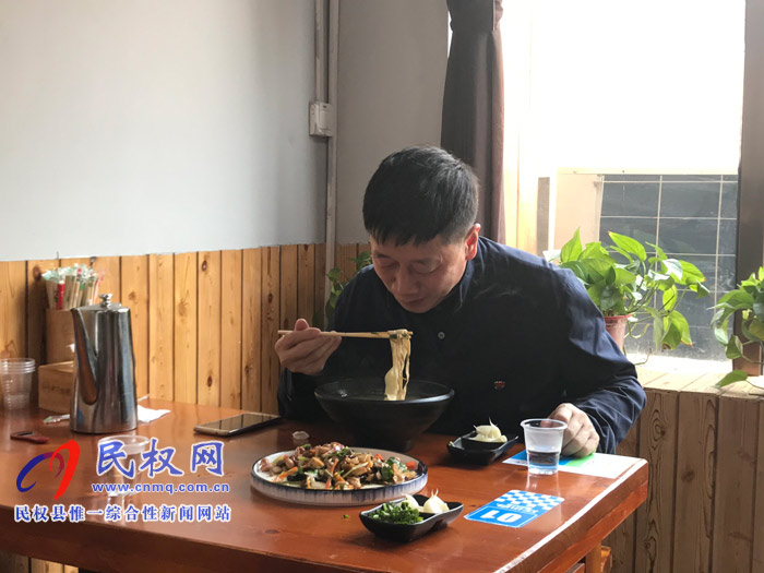 縣委副書記、縣長張團結調研餐飲業(yè)復工營業(yè)情況