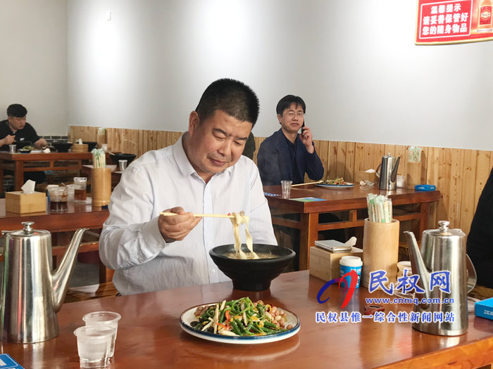 縣委副書記、縣長張團結調研餐飲業(yè)復工營業(yè)情況
