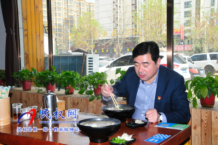 縣委副書記、縣長張團結調研餐飲業(yè)復工營業(yè)情況