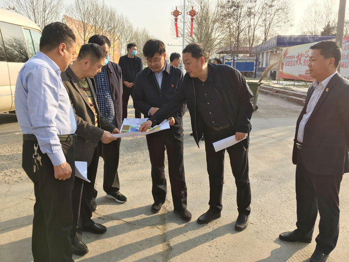 縣委副書記、縣長張團(tuán)結(jié)查看我縣連霍高速連接線道路提升工程