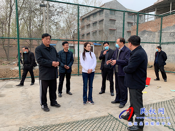 副縣長朱琳查看社會足球場建設(shè)進展和學(xué)校疫情防控情況 副縣長朱琳查看社會足球場建設(shè)進展和學(xué)校疫情防控情況