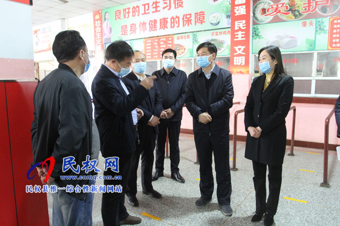 縣委副書記、縣長張團結查看我縣學校開學前疫情防控準備工作