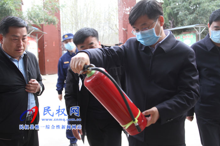 縣委副書記、縣長張團(tuán)結(jié)到國有民權(quán)縣白云寺林場查看森林防火工作