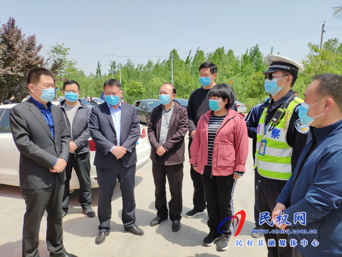 縣委常委、縣委辦公室主任孟亞松到申甘林帶查看槐花節(jié)開(kāi)展情況