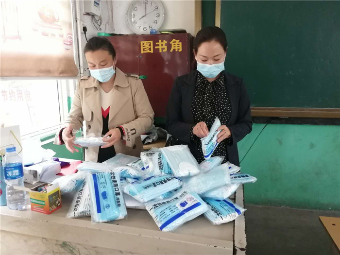 開(kāi)學(xué)第一天 學(xué)生家長(zhǎng)捐贈(zèng)了700只口罩 開(kāi)學(xué)第一天 學(xué)生家長(zhǎng)捐贈(zèng)了700只口罩