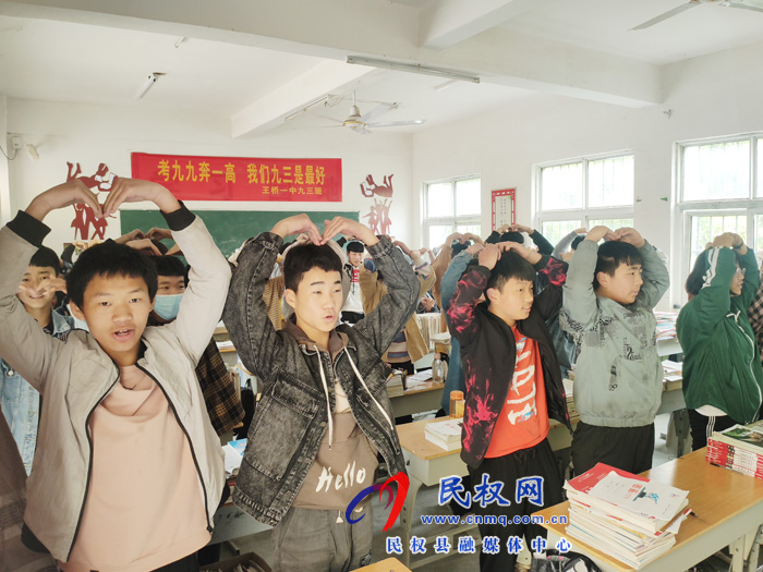 感恩母親，回報母愛——王橋鎮(zhèn)一中舉行母親節(jié)主題班會
