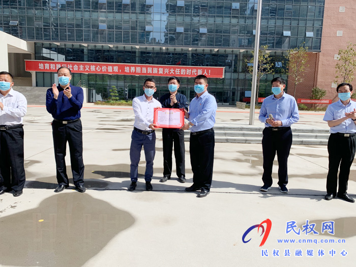 國家海關(guān)總署機關(guān)黨委、阿里巴巴公益基金會為我縣學(xué)校捐贈30萬只口罩
