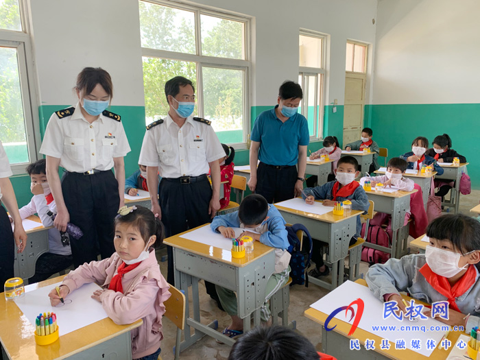 新鄭海關(guān)到我縣孫六鎮(zhèn)劉丙莊小學(xué)開(kāi)展愛(ài)心捐贈(zèng)活動(dòng) 新鄭海關(guān)到我縣孫六鎮(zhèn)劉丙莊小學(xué)開(kāi)展愛(ài)心捐贈(zèng)活動(dòng)