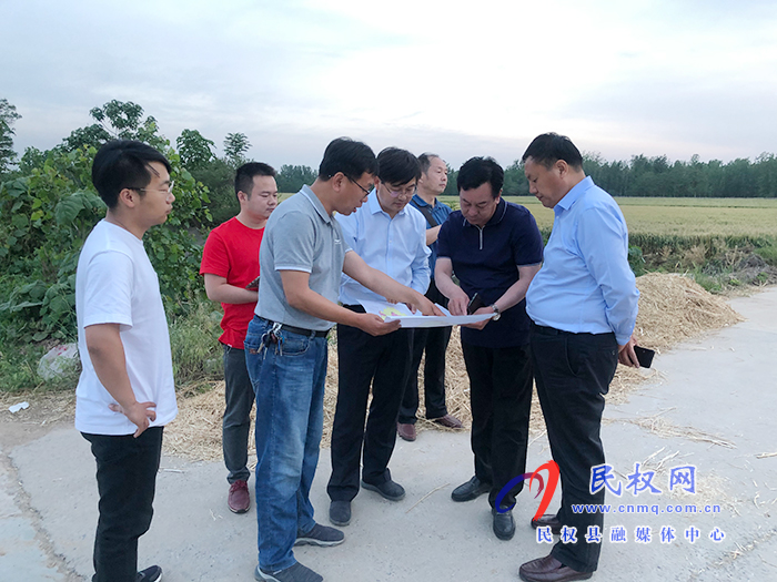 縣委副書記、縣長張團結到部分鄉(xiāng)鎮(zhèn)查看高標準示范田選址及小麥生長情況