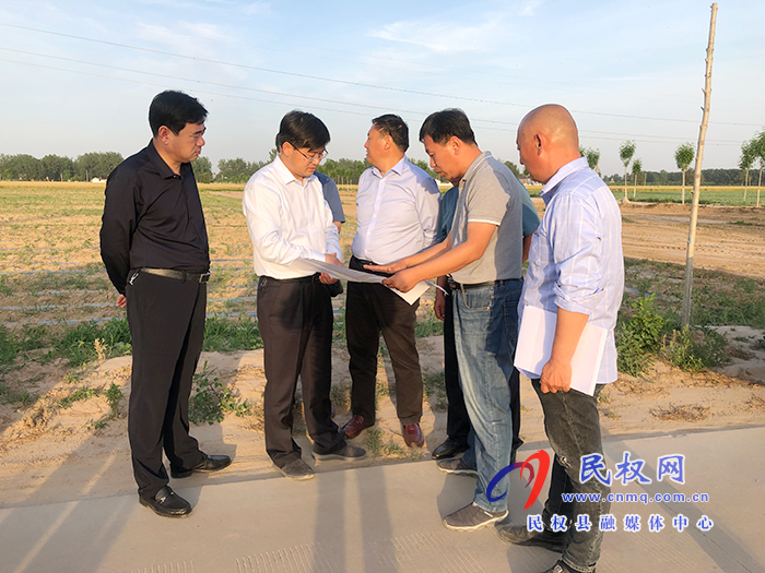 縣委副書記、縣長張團結到部分鄉(xiāng)鎮(zhèn)查看高標準示范田選址及小麥生長情況