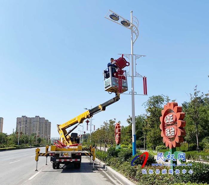 城管局路燈所加強防汛期間路燈設(shè)施的維修、維護