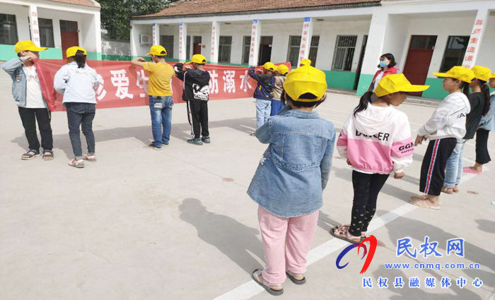 縣婦聯(lián)舉行“珍愛生命預防溺水”簽名活動 縣婦聯(lián)舉行“珍愛生命預防溺水”簽名活動