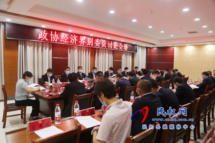 縣委副書記、縣長張團(tuán)結(jié)參加縣政協(xié)經(jīng)濟(jì)界別委員討論