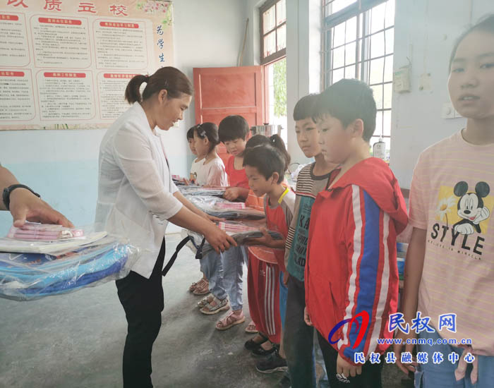 伯黨鄉(xiāng):六一慰問送溫暖 真情關懷暖童心 伯黨鄉(xiāng):六一慰問送溫暖 真情關懷暖童心