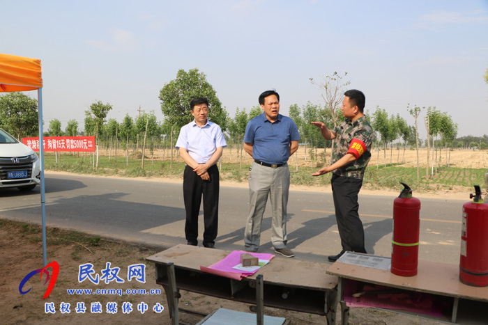 縣領(lǐng)導(dǎo)孟祥亮、陳鴻志督導(dǎo)伯黨鄉(xiāng)“三夏”生產(chǎn)暨秸稈禁燒工作