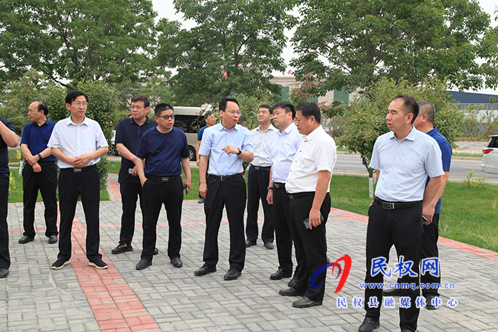 縣委常委、常務副縣長李啟峰查看我縣街頭綠地建設(shè)工作