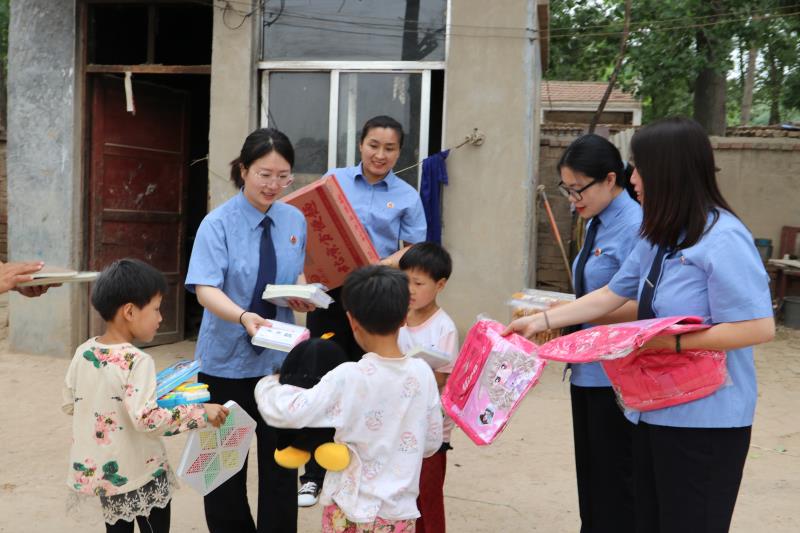 民權(quán)縣人民檢察院開展“六一慰問送關(guān)愛，情系兒童護(hù)成長”活動