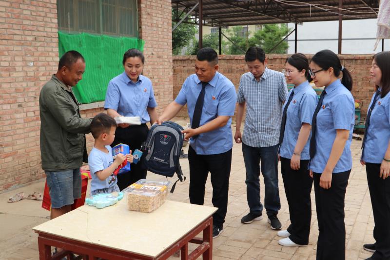 民權(quán)縣人民檢察院開展“六一慰問送關(guān)愛，情系兒童護(hù)成長”活動