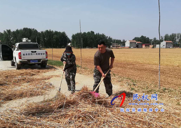 禇廟鄉(xiāng)嚴(yán)查公路打場(chǎng)曬糧 確保道路交通安全 禇廟鄉(xiāng)嚴(yán)查公路打場(chǎng)曬糧 確保道路交通安全