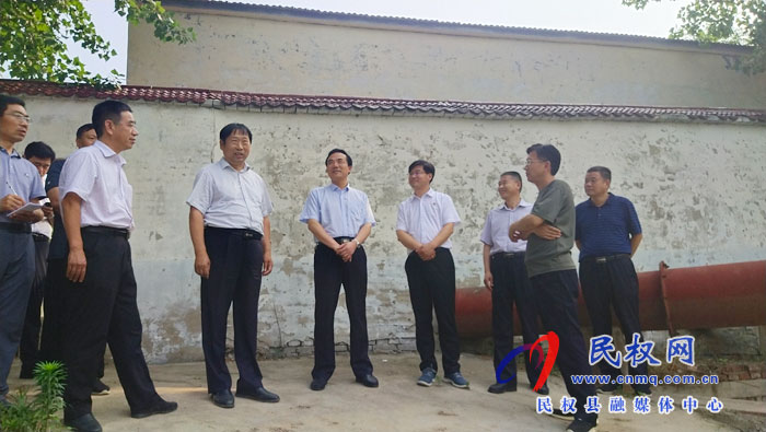省抗旱搶種保苗指導(dǎo)工作第一組組長、省農(nóng)業(yè)農(nóng)村廳黨組成員、總農(nóng)藝師王俊忠到民權(quán)縣開展抗旱搶種保苗指導(dǎo)工作