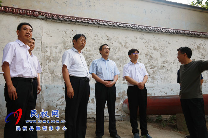 省抗旱搶種保苗指導(dǎo)工作第一組組長、省農(nóng)業(yè)農(nóng)村廳黨組成員、總農(nóng)藝師王俊忠到民權(quán)縣開展抗旱搶種保苗指導(dǎo)工作