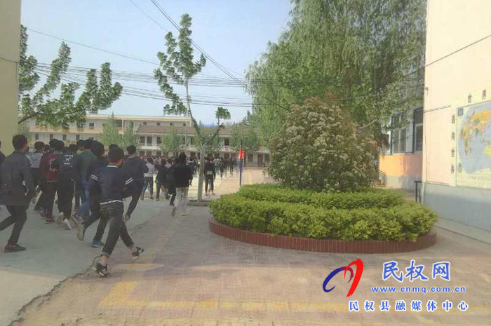 民權(quán)縣組織開展安全生產(chǎn)宣傳教育進校園和應(yīng)急疏散演練活動 民權(quán)縣組織開展安全生產(chǎn)宣傳教育進校園和應(yīng)急疏散演練活動