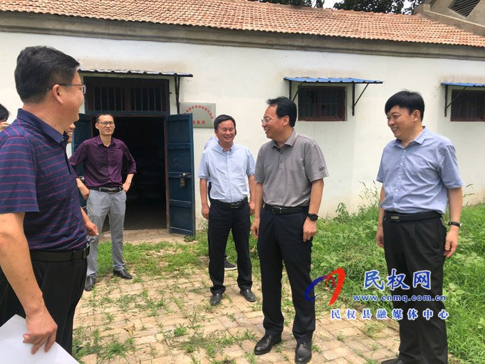 縣委常委、常務(wù)副縣長李啟峰開展巡河和檢查防汛物資儲備工作情況