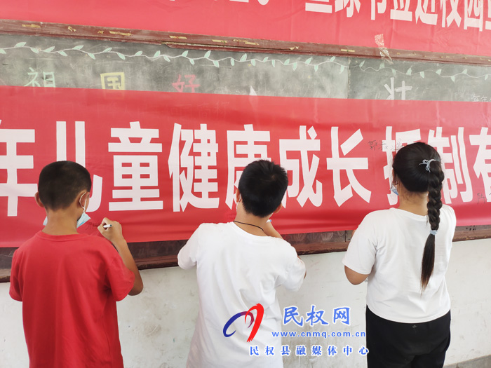 王橋鎮(zhèn)開展“掃黃打非·護(hù)苗2020”暨綠書簽進(jìn)校園宣傳活動 王橋鎮(zhèn)開展“掃黃打非·護(hù)苗2020”暨綠書簽進(jìn)校園宣傳活動