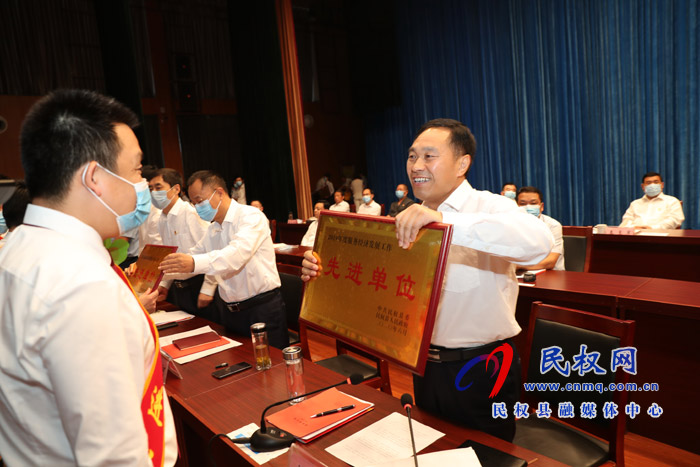 全縣三級干部大會暨脫貧攻堅(jiān)推進(jìn)會在縣人民藝術(shù)中心召開