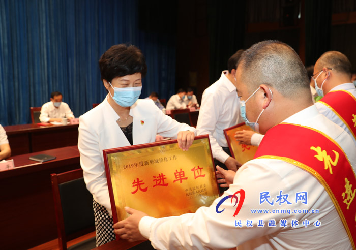 全縣三級干部大會暨脫貧攻堅(jiān)推進(jìn)會在縣人民藝術(shù)中心召開
