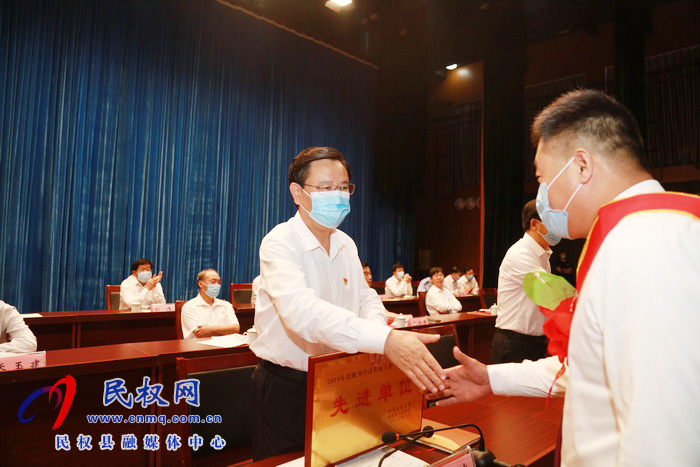 全縣三級干部大會暨脫貧攻堅(jiān)推進(jìn)會在縣人民藝術(shù)中心召開