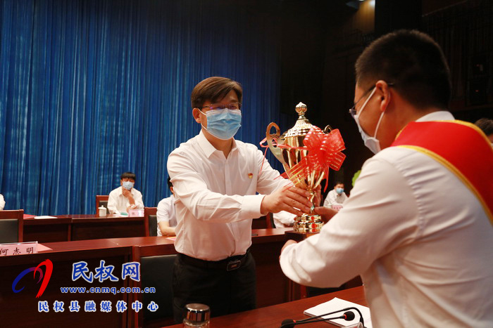 全縣三級干部大會暨脫貧攻堅(jiān)推進(jìn)會在縣人民藝術(shù)中心召開